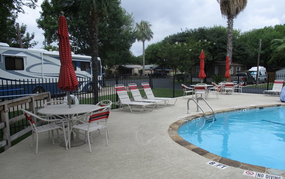 Travelers World Rv Resort San Antonio Exterior foto